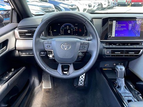 Used 2025 Toyota Camry SE image 8