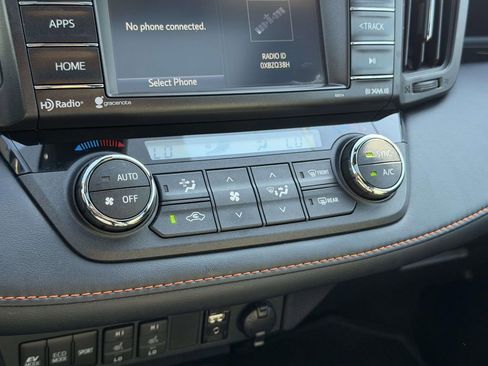 Used 2017 Toyota RAV4 SE image 5