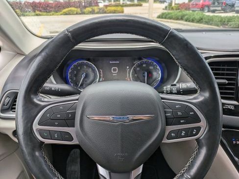 Used 2021 Chrysler Pacifica Touring-L FWD image 25