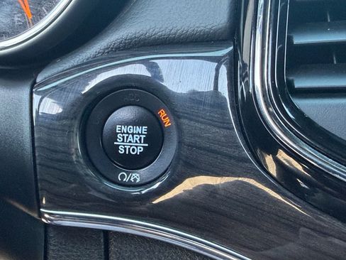 Used 2019 Jeep Grand Cherokee Overland AWD/4WD image 32