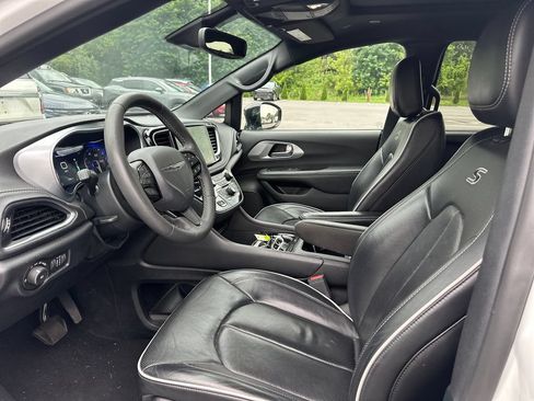 Used 2025 Chrysler Pacifica Limited FWD image 10