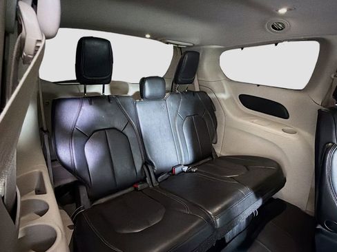 Used 2022 Chrysler Pacifica Touring-L image 30
