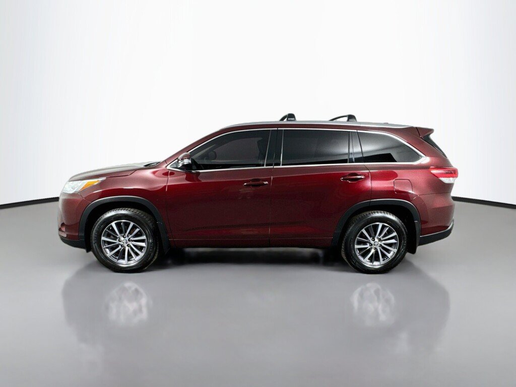 Used 2018 Toyota Highlander XLE AWD/4WD image 2