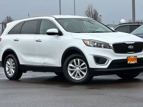 Used 2017 Kia Sorento LX image 2