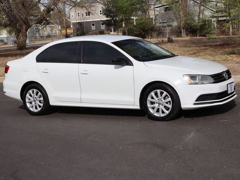 Used 2015 Volkswagen Jetta SE image 2