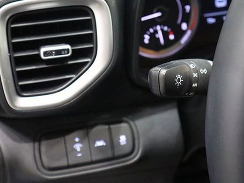 Used 2022 Hyundai Venue SEL image 19