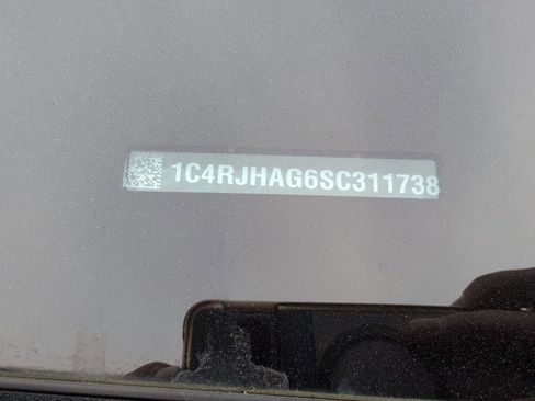 Used 2025 Jeep Grand Cherokee Laredo w/ Luxury Tech Group I image 17