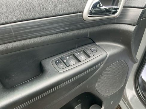 Used 2022 Jeep Grand Cherokee Laredo X image 9