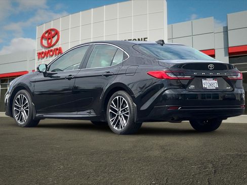 Used 2025 Toyota Camry XLE w/ Premium Plus Package image 5