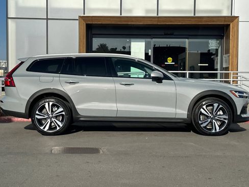 New 2026 Volvo V60 B5 Cross Country Plus w/ Climate Package AWD/4WD image 8