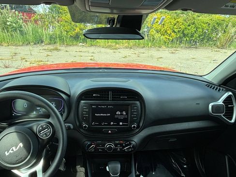 Used 2025 Kia Soul LX w/ LX Technology Package FWD image 24