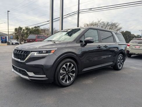 Used 2022 Kia Carnival EX image 8