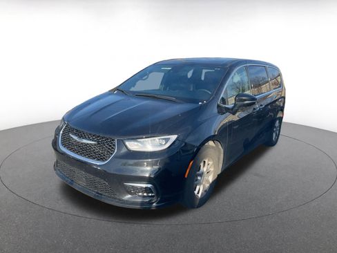 Used 2025 Chrysler Pacifica Select image 4