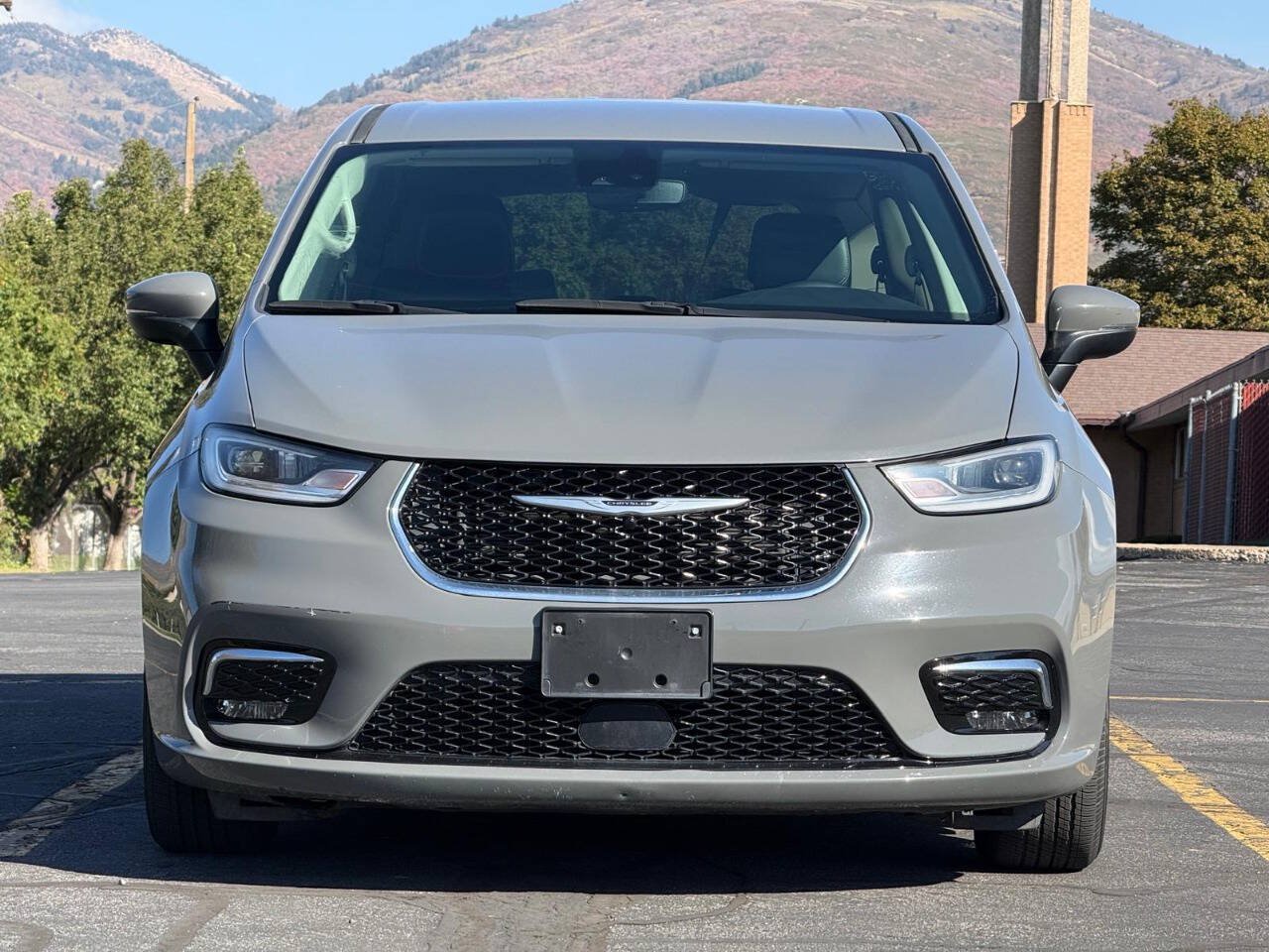 Used 2023 Chrysler Pacifica Touring-L FWD image 8