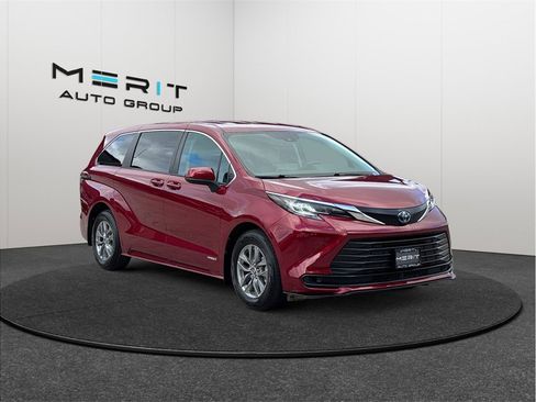 Used 2021 Toyota Sienna LE FWD image 1
