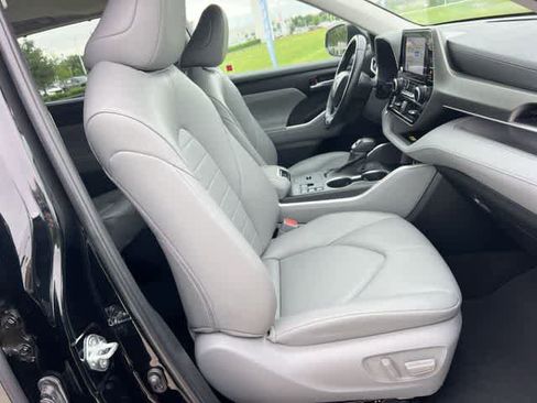 Used 2023 Toyota Highlander XLE FWD image 12