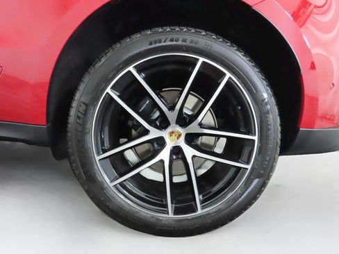 Certified 2025 Porsche Macan AWD/4WD image 32