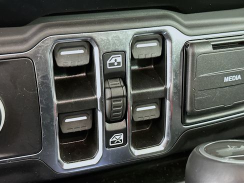 Used 2022 Jeep Wrangler Unlimited Sahara AWD/4WD image 15