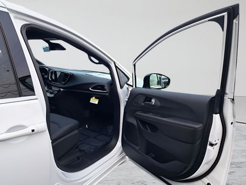 New 2026 Chrysler Voyager LX FWD image 15