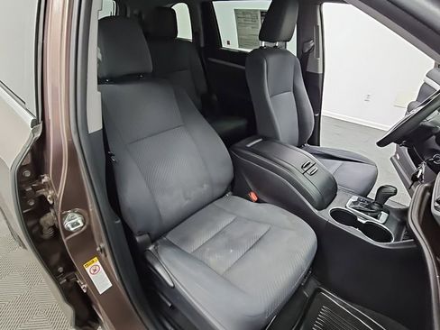 Used 2019 Toyota Highlander LE image 37