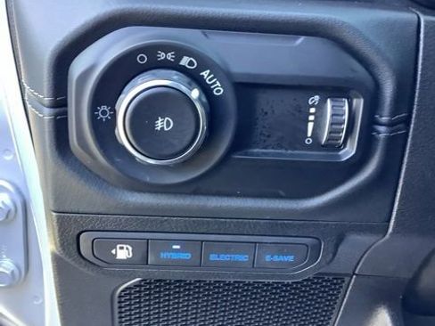 Certified 2024 Jeep Wrangler Unlimited Sahara w/ Technology Group AWD/4WD image 25