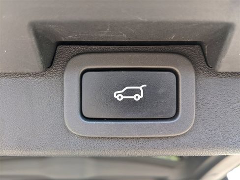 Used 2017 Land Rover Discovery HSE image 15