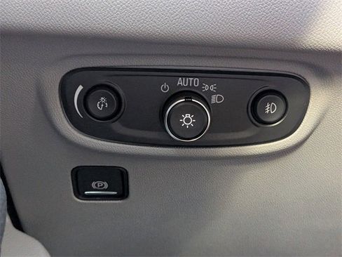 Used 2024 GMC Terrain SLT image 31