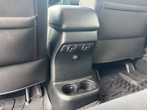 Used 2018 Jeep Wrangler Unlimited Sport AWD/4WD image 32