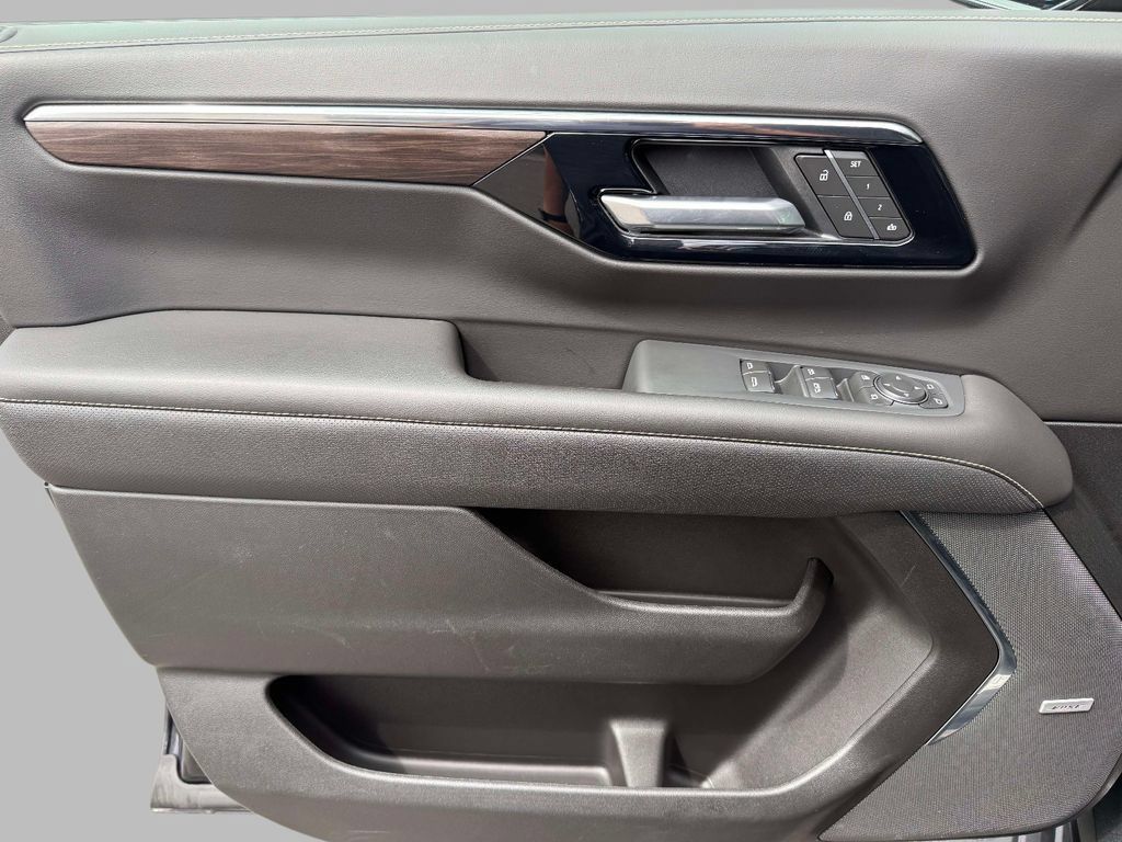 Used 2026 Chevrolet Suburban Premier AWD/4WD image 21