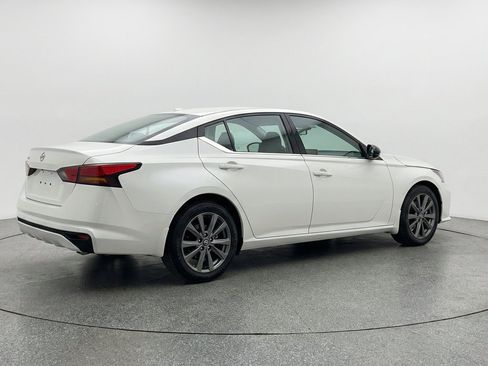 Used 2025 Nissan Altima 2.5 SV FWD image 9