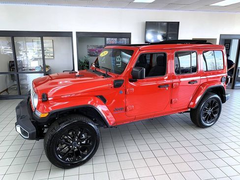 Used 2025 Jeep Wrangler Unlimited Sahara w/ Safety Group AWD/4WD image 4