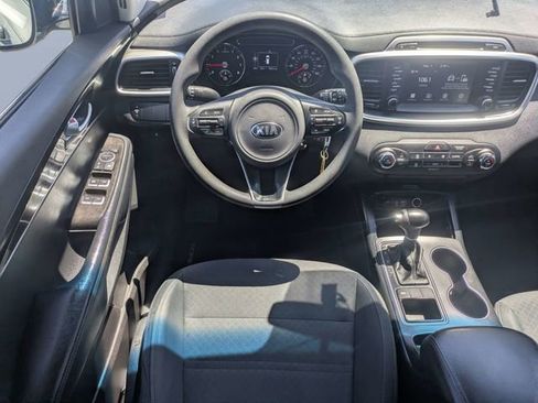 Used 2018 Kia Sorento FWD image 16
