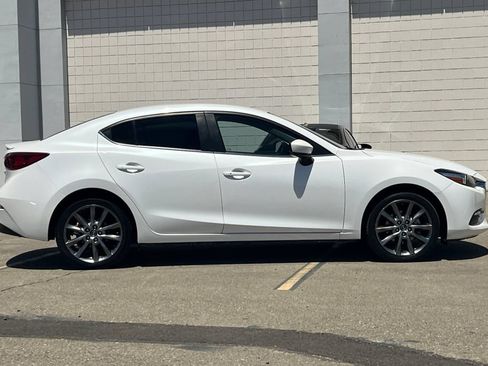 Used 2018 MAZDA MAZDA3 Touring FWD image 3