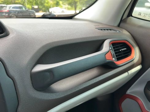 Used 2016 Jeep Renegade Latitude w/ Safety & Security Group FWD image 40