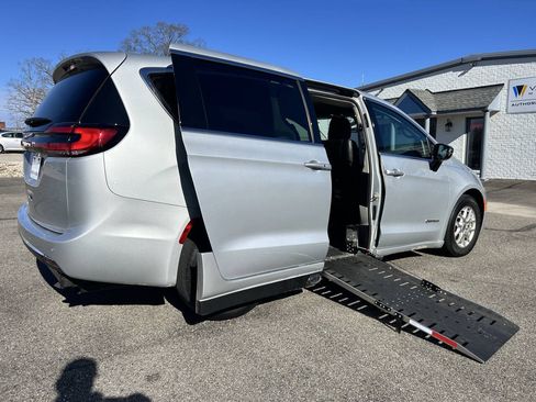 Used 2024 Chrysler Pacifica Touring-L FWD image 3