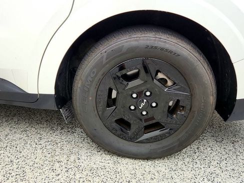 Used 2025 Kia Carnival FWD image 9