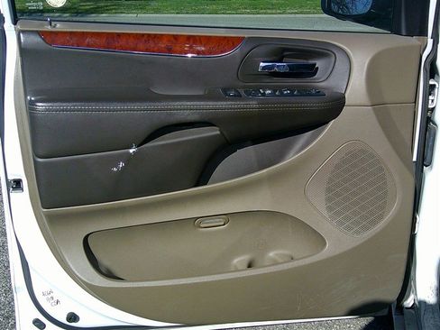 Used 2014 Chrysler Town & Country Touring image 9