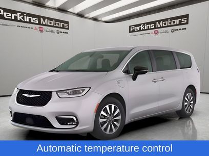 Used 2025 Chrysler Pacifica Select