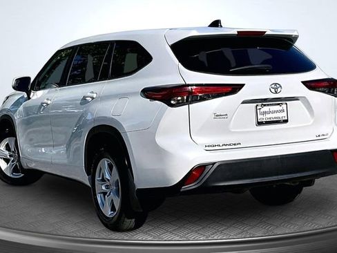 Used 2023 Toyota Highlander LE AWD/4WD image 4