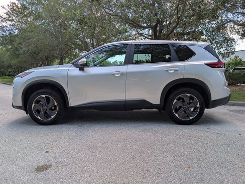 Used 2024 Nissan Rogue SV FWD image 5