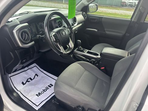 Used 2017 Toyota Tacoma SR5 image 8