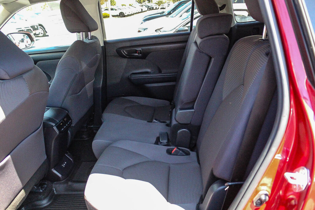 Used 2025 Toyota Highlander LE FWD image 9