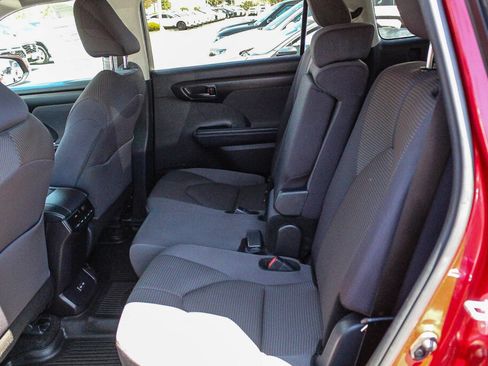 Certified 2025 Toyota Highlander LE FWD image 9