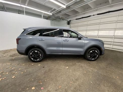 Used 2025 Kia Sorento S image 7