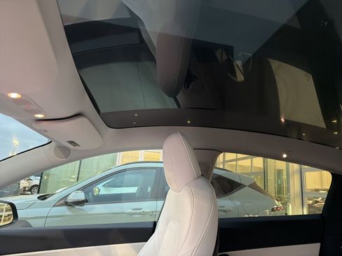 Used 2021 Tesla Model Y Long Range image 13