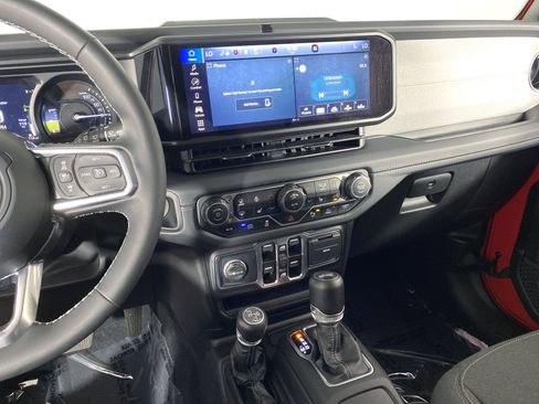 Used 2025 Jeep Wrangler Unlimited Sahara w/ Safety Group AWD/4WD image 28