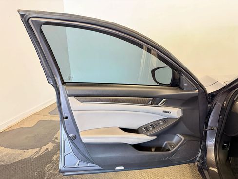 Used 2018 Honda Accord Touring image 10