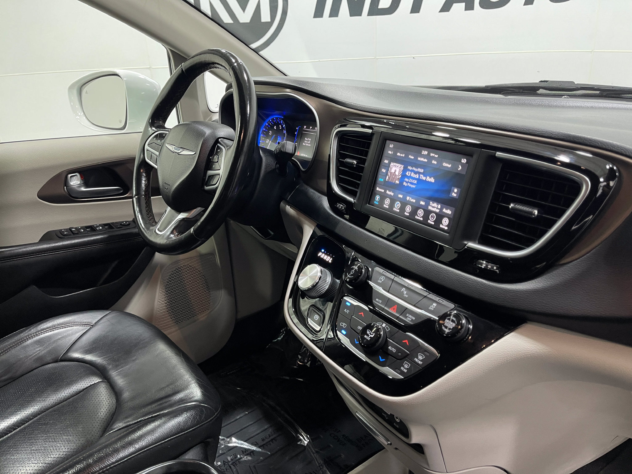 Used 2019 Chrysler Pacifica Touring-L FWD image 18