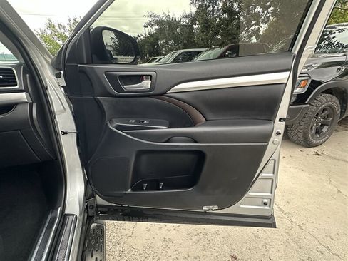 Used 2019 Toyota Highlander XLE AWD/4WD image 23