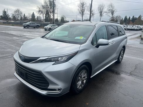 Used 2024 Toyota Sienna XLE image 2